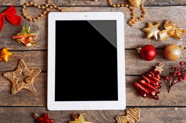 Tablet ve Noel dekor ahşap arka plan üzerinde