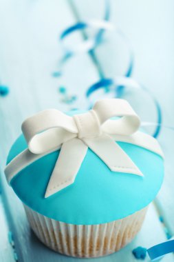 Renk ahşap arka plan üzerinde yay ile lezzetli kek