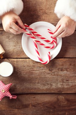 Noel kavramı. Noel Baba el şeker ve süt cam al, yakın çekim