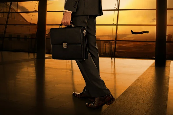 Homem de negócios no hall do aeroporto — Fotografia de Stock