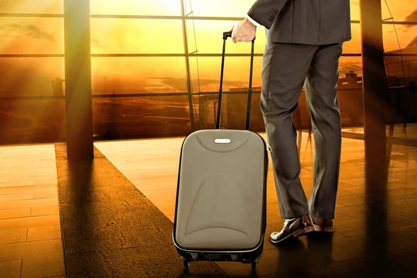 Hombre de negocios con maleta — Foto de Stock