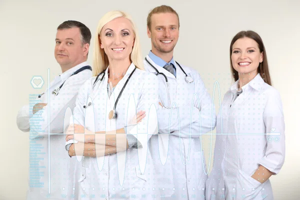 Trabalhadores médicos masculinos e femininos — Fotografia de Stock