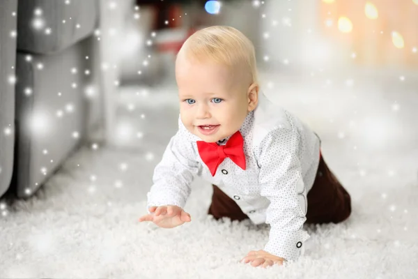 Lustiges Baby auf flauschigem Teppich — Stockfoto