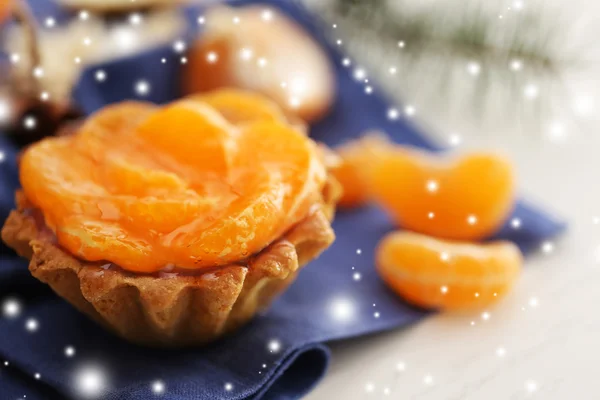 Söta bakverk med mandariner på bord, på nära håll — Stockfoto
