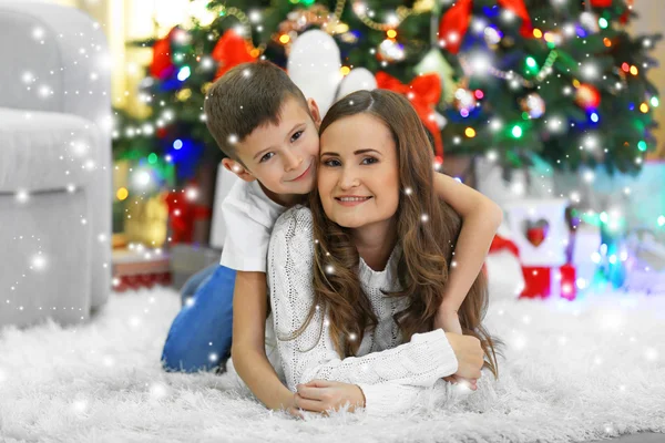 Madre con hijo cerca del árbol de Navidad — Foto de Stock