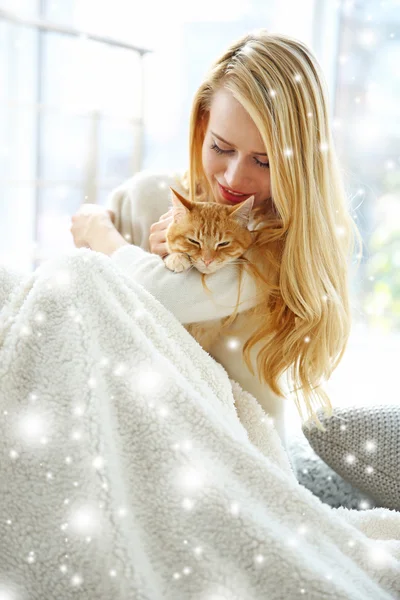 Mujer joven posando con gato rojo — Foto de Stock