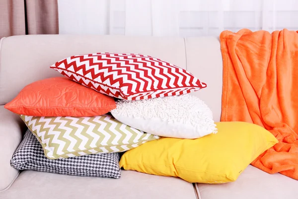 Диван с красочными подушками — стоковое фото