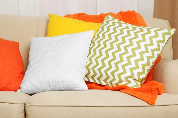 张沙发，多彩的枕头 — 图库照片