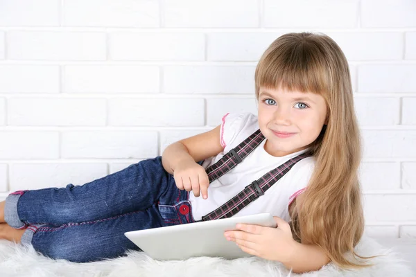 Menina com tablet — Fotografia de Stock