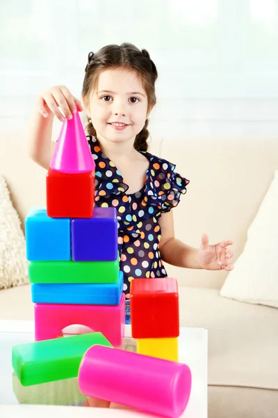 Menina brincando com cubos — Fotografia de Stock