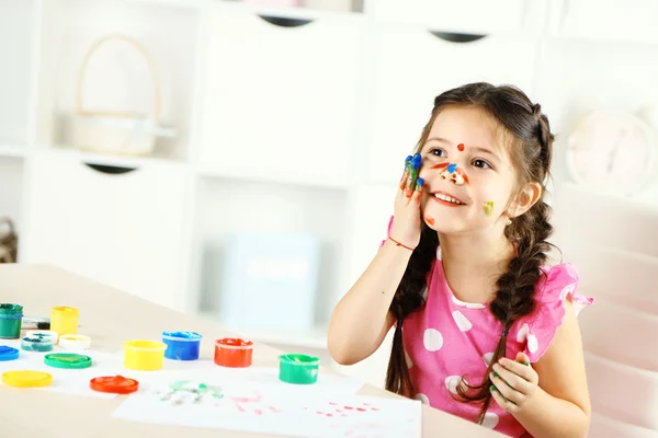 Schattig klein meisje schilderij foto — Stockfoto