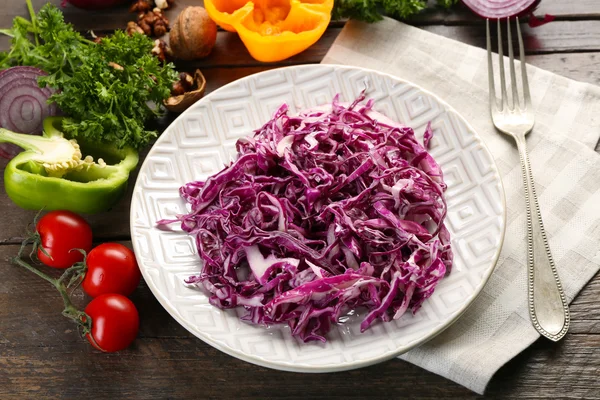 Rotkohlsalat in Großaufnahme auf Teller serviert — Stockfoto