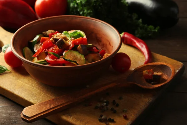 Tasty vegetarian ratatouille made of eggplants, squash, tomatoes in bowl on wooden table background — Stock Photo, Image