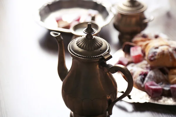 Antikes Teeservice mit türkischem Genuss und Backen auf dem Tisch in Großaufnahme — Stockfoto