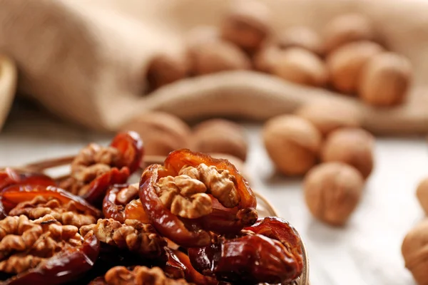 Valnöt och datum frukt på träbord, närbild — Stockfoto