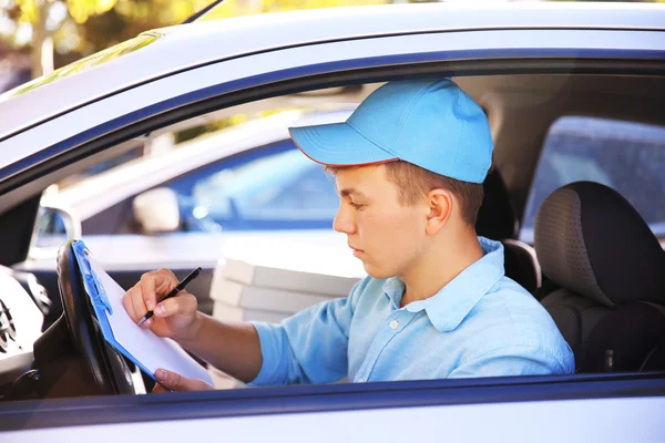 Pizza bezorger in auto — Stockfoto