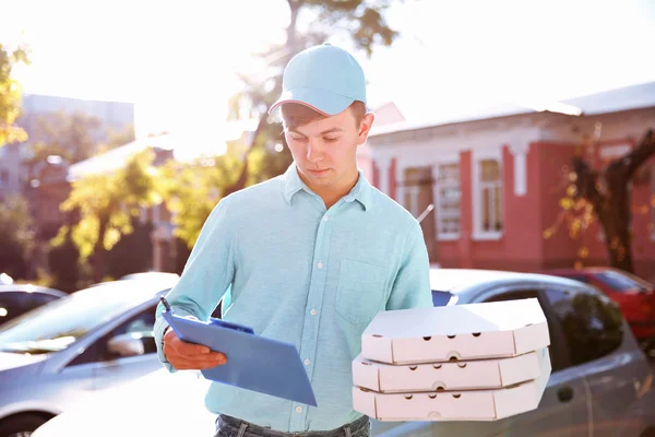 Lieferjunge mit Pizzakartons — Stockfoto