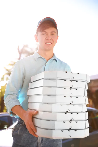 Szállítási fiú pizza dobozok — Stock Fotó
