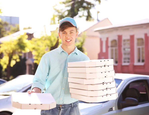 Repartidor con cajas de pizza — Foto de Stock
