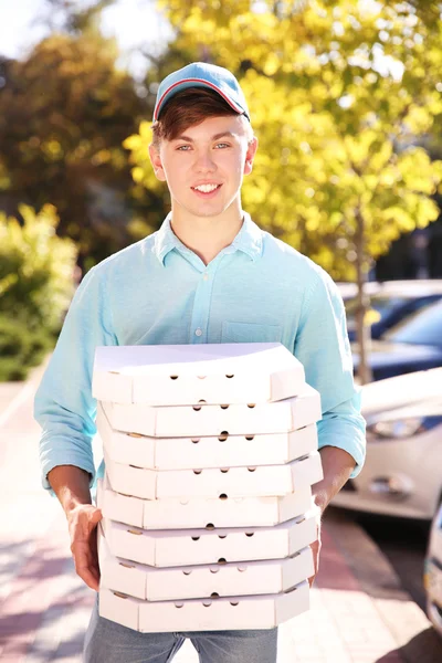 Szállítási fiú pizza dobozok — Stock Fotó