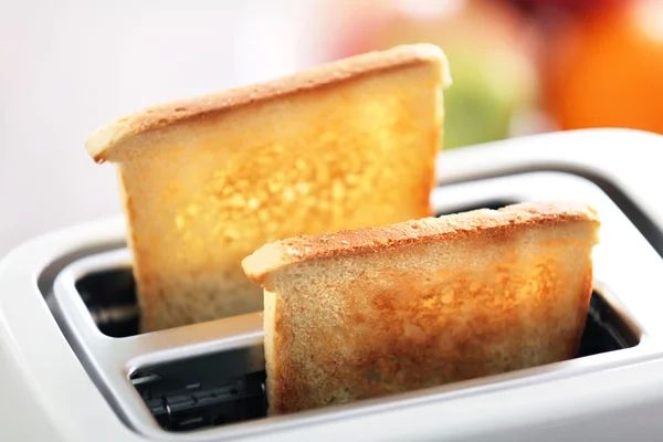 Ein paar knusprige Toastbrot im Toaster, Nahaufnahme — Stockfoto