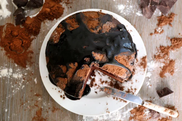 Pastel de chocolate hecho en casa en plato —  Fotos de Stock