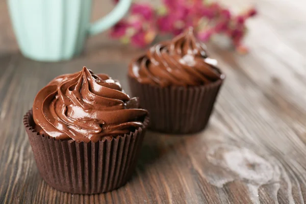 Schokoladen-Cupcakes serviert mit Getränk auf dem Tisch — Stockfoto