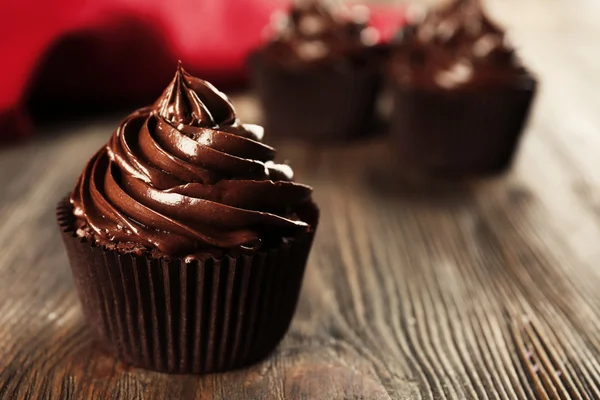 Bolinhos de chocolate e guardanapo na mesa — Fotografia de Stock