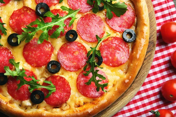 Sabrosa pizza con salami en la mesa de madera decorada, de cerca —  Fotos de Stock