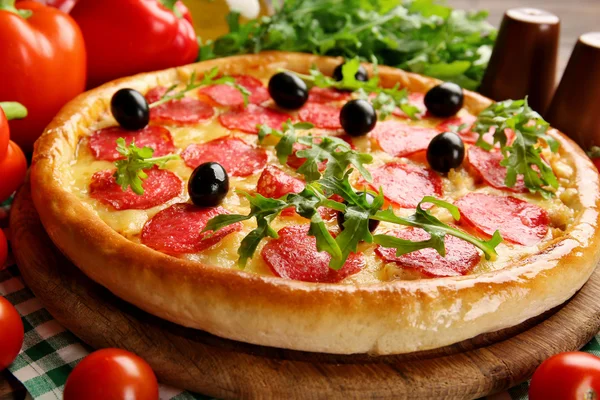 Pizza saborosa com salame na mesa de madeira decorada, close-up — Fotografia de Stock