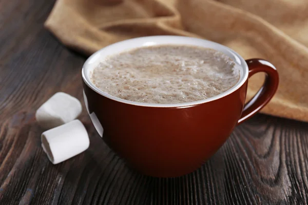 Cup of hot cacao with marshmallow on cotton serviette, close up — Stock Photo, Image