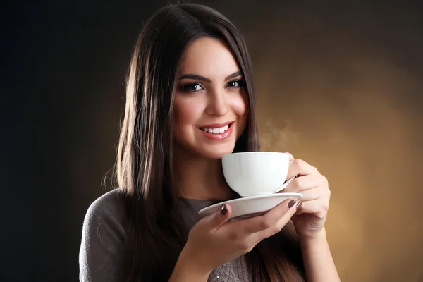 Vrouw met kopje koffie — Stockfoto