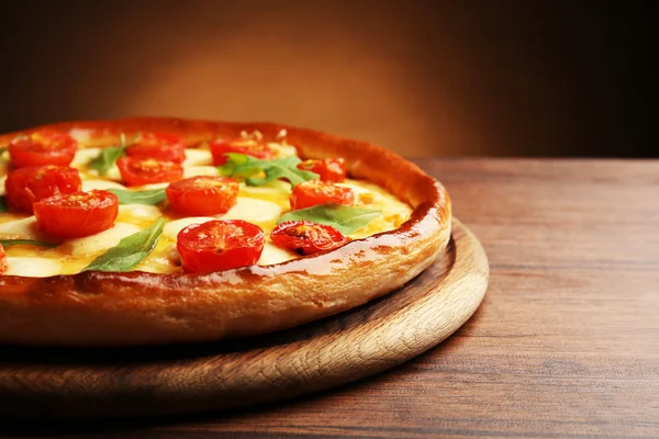Pizza Margherita com arugula sobre fundo marrom — Fotografia de Stock