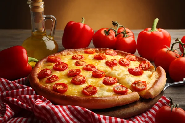 Pizza Margherita, fetta e verdure rimosse, primo piano — Foto Stock