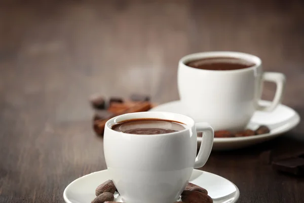 Cacao con frijoles y chocolate sobre fondo de madera — Foto de Stock