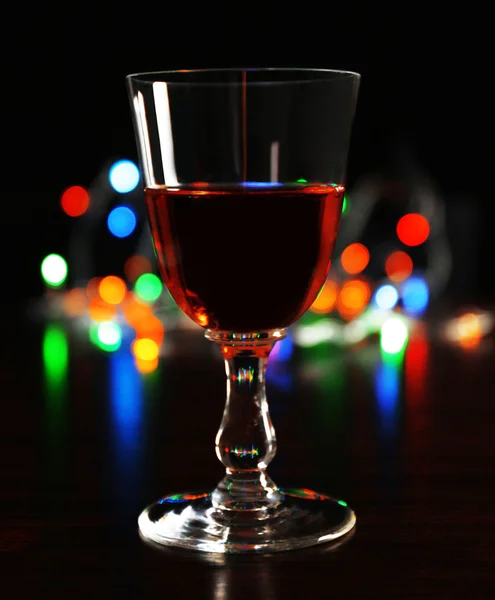 Bicchiere di vino con bokeh su sfondo scuro — Foto Stock