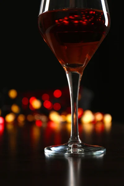 Wijnglas met bokeh op donkere achtergrond — Stockfoto