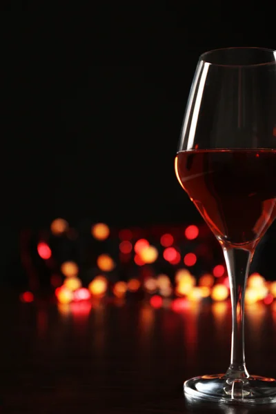 Бокал вина с боке на темном фоне — стоковое фото