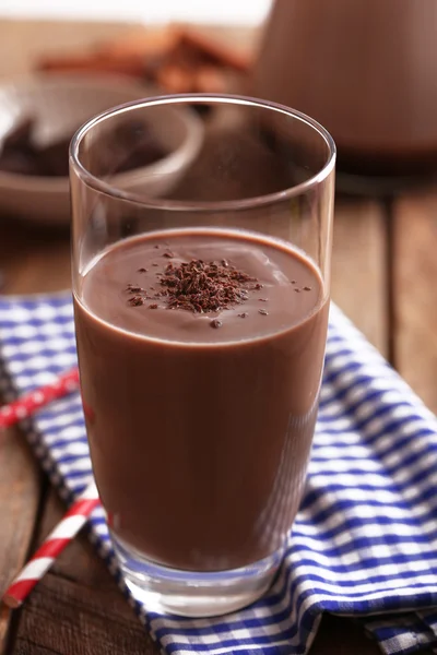 Bicchiere di latte al cioccolato sul tavolo primo piano — Foto Stock