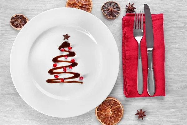 Árvore de abeto de Natal feita de chocolate no prato, de perto — Fotografia de Stock