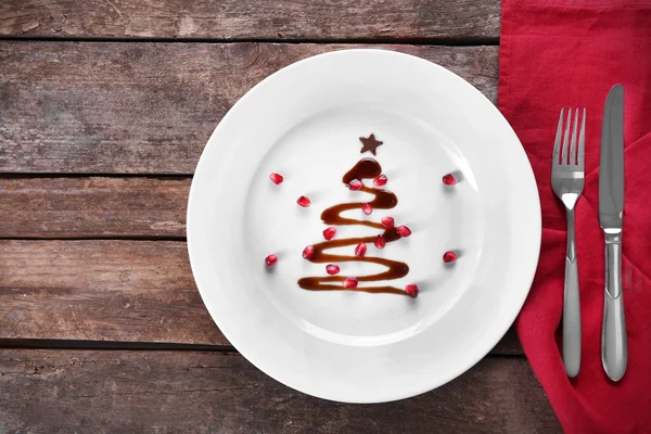 Abete di Natale fatto di cioccolato su piatto, primo piano — Foto Stock