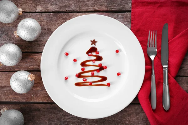 Vánoční strom jedle vyrobené z čokolády na desce, zblízka — Stock fotografie