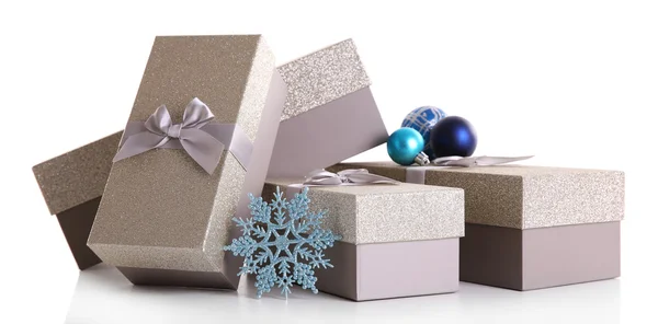 Krásné stříbrné vánoční dárky s hračkami — Stock fotografie