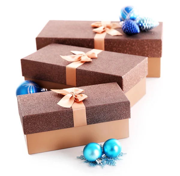 Krásné hnědé vánoční dárky s hračkami — Stock fotografie