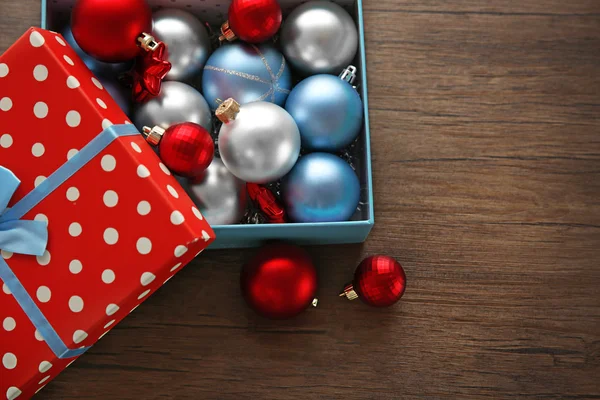 Caixa com brinquedos de Natal em fundo de madeira — Fotografia de Stock