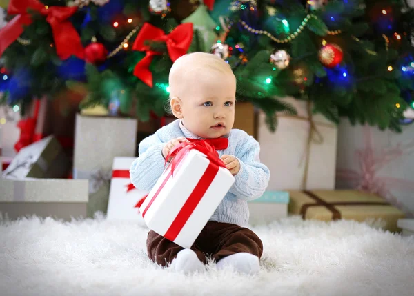 Αστείο μωρό με κιβώτιο δώρων — Φωτογραφία Αρχείου