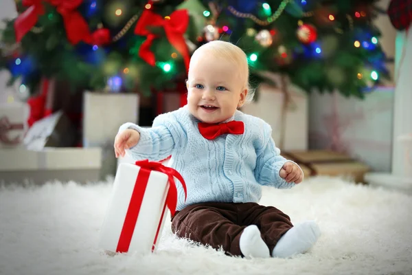 Bebê engraçado com caixa de presente — Fotografia de Stock