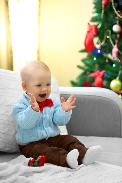 Bébé drôle assis sur le canapé — Photo