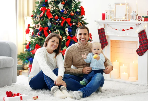Weihnachtliches Familienporträt im heimischen Wohnzimmer — Stockfoto