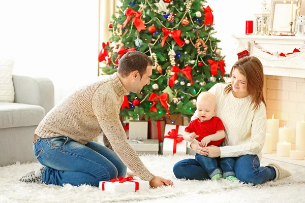 Noel aile portresi evde tatil salonunda.